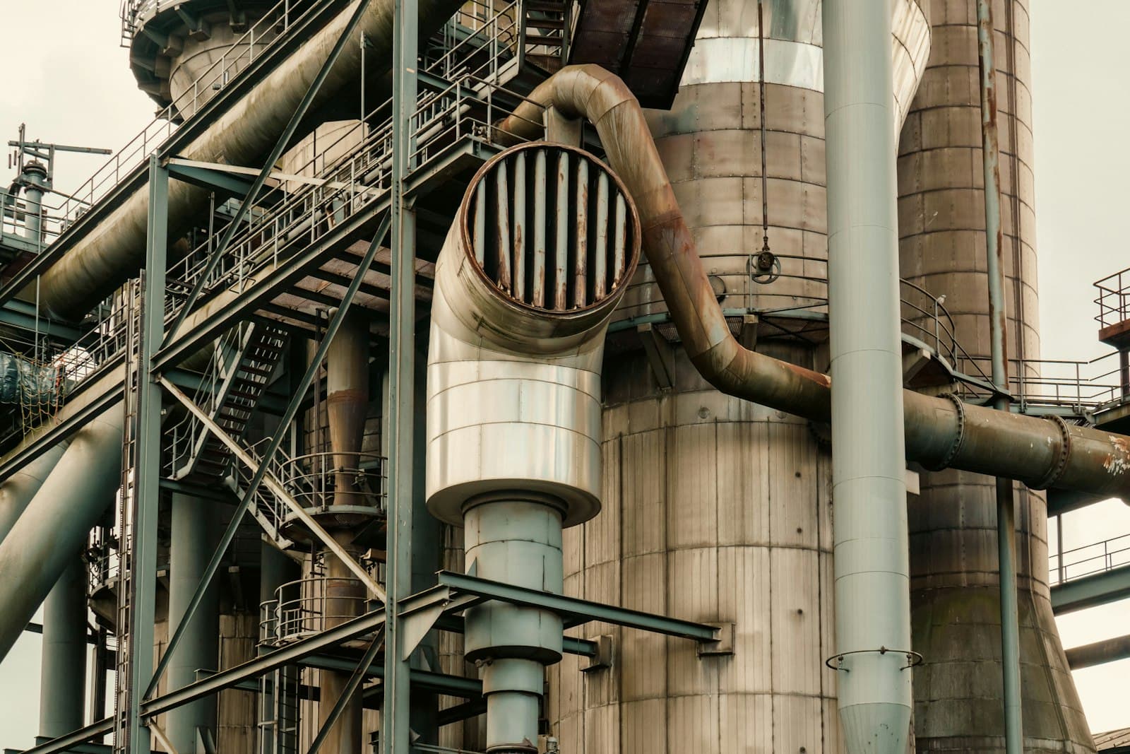 Pipelines and pressure equipment at an industrial plant