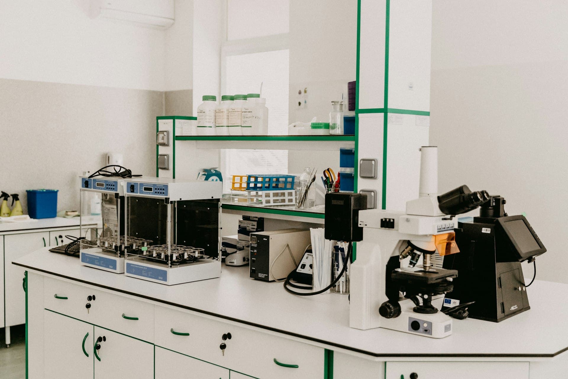 Test laboratuvarında mikroskop ve analiz cihazları